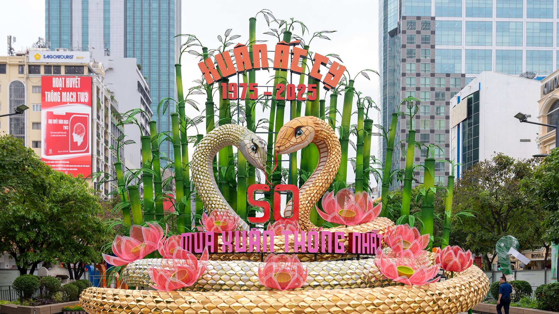 Đường hoa Nguyễn Huệ Tết 2025 dần lộ diện, gây ấn tượng mạnh mẽ cho du khách