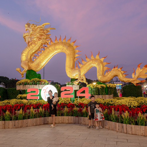 Vườn hoa xuân, linh vật rồng Ninh Thuận thu hút du khách