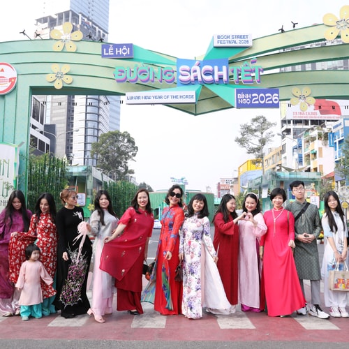 TP.HCM: Phố phường rộn ràng, dòng người tập nập du xuân