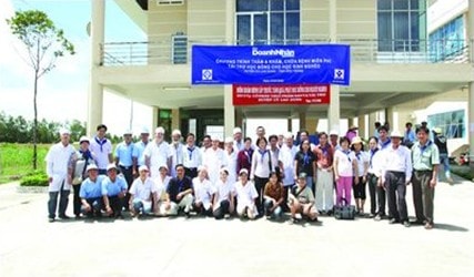 Báo Doanh Nhân Sài Gòn giúp đỡ đồng bào Cù Lao Dung