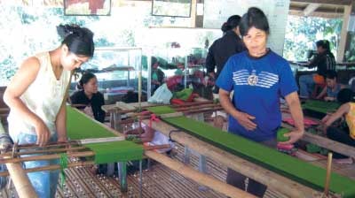 Thổ cẩm Cơ Tu xuống núi