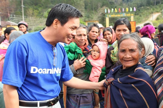 Băng đèo, vượt dốc, cứu trợ đồng bào dân tộc Giẻ Triêng