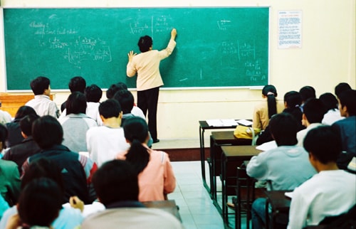 Từ 2010, nhà giáo sống bằng lương?