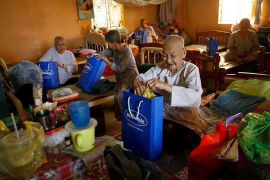 Đoàn công tác xã hội DNSG thăm và tặng quà các cơ sở bảo trợ xã hội