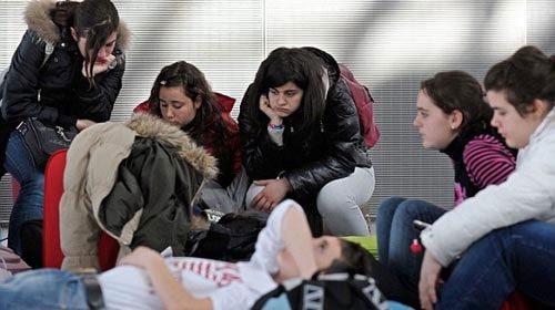 Hàng ngàn hành khách mắc kẹt ở Việt Nam