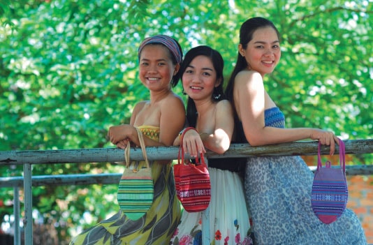 Ba cô gái một tình yêu thổ cẩm