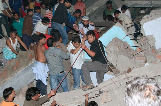 Ấn Độ-Trung Quốc: sập, cháy nhà cao tầng, hơn 110 người thiệt mạng