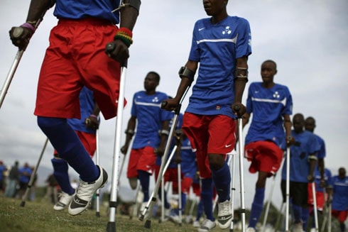 Nạn nhân động đất Haiti đấu bóng đá