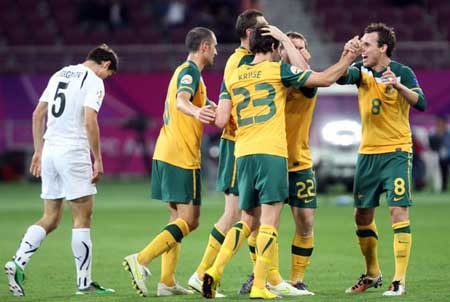 Bắn phá tan nát lưới Uzbekistan, Australia vào chung kết