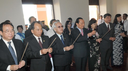 Lãnh đạo TP.HCM dâng hương tại Bảo tàng Hồ Chí Minh TP.HCM