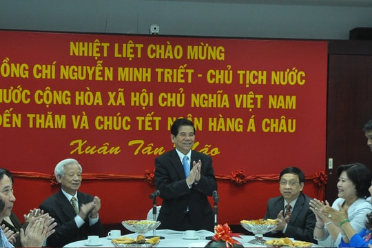 Chủ tịch nước Nguyễn Minh Triết đến thăm các doanh nghiệp