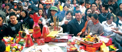 Kỳ 2: Sân khấu hóa... "hóa vàng" lễ hội