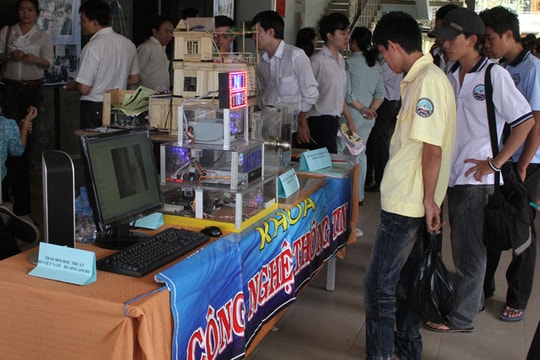 Báo Doanh Nhân Sài Gòn “tiếp sức đến trường”