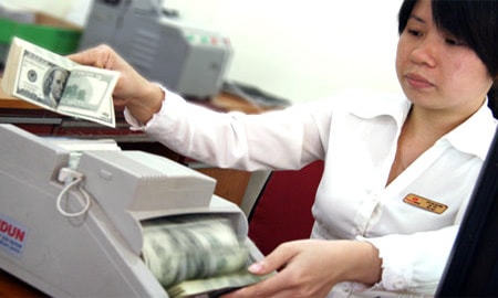 Ngân hàng đồng loạt hạ giá bán USD