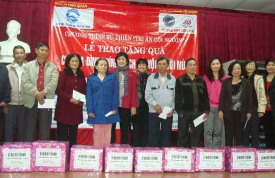 Tặng quà cho gia đình chính sách, hội người mù