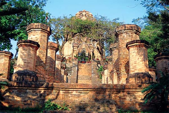 Những “giọt” tháp Chăm không thành hàng hiệu