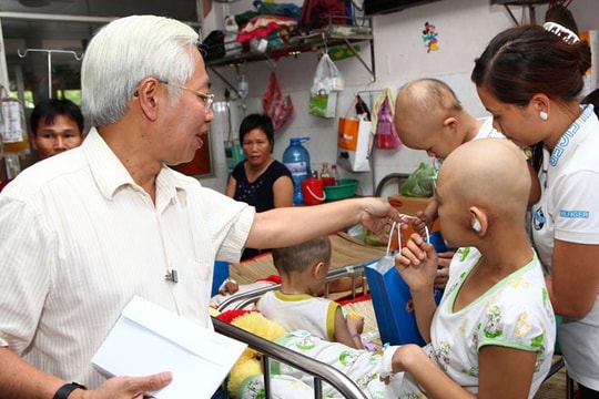 Ngân hàng Đông Á tặng quà bệnh nhi bệnh viên ung bướu TP.HCM