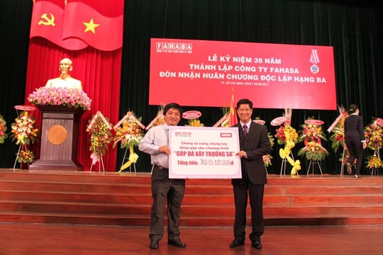 Fahasa đón nhận Huân chương Độc Lập hạng Ba