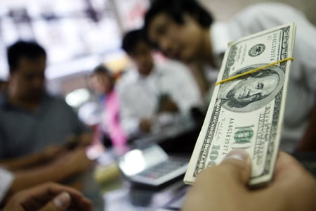 Doanh nghiệp và ngân hàng tự "cắn vào đuôi mình"