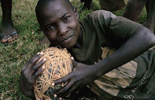 Đam mê bóng đá của trẻ nghèo châu Phi