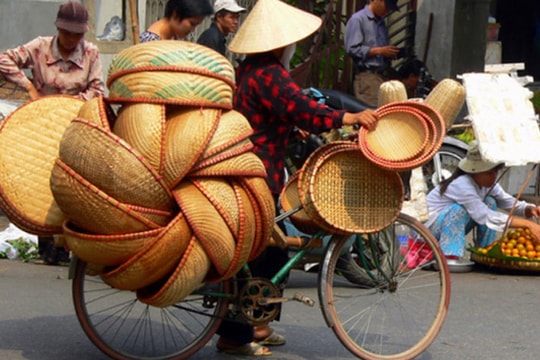 Những phụ nữ mưu sinh tại bến xe miền Đông