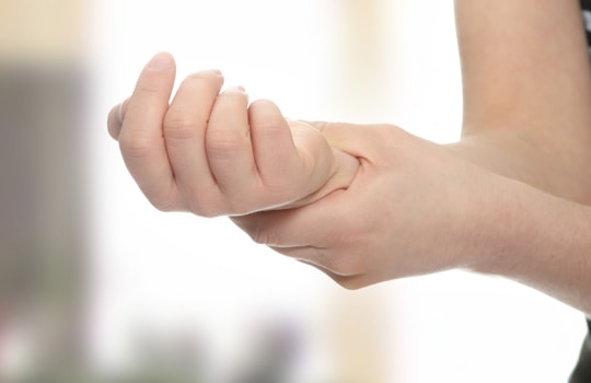 Chứng tê bàn tay do hội chứng ống cổ tay