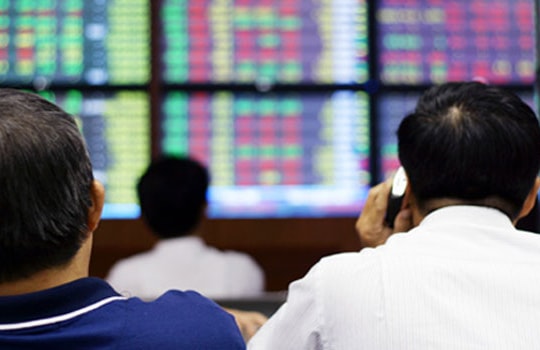 Đại gia đua nhau bán cổ phiếu, gom tiền mặt