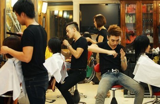 Ngày cắt 6 mái tóc, tháng lương hơn 50 triệu đồng