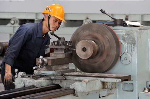 Nguy cơ Việt Nam chỉ là nền kinh tế "gia công"