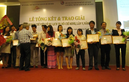 Tác phẩm "Ì ạch đầu tàu du lịch" đoạt giải A