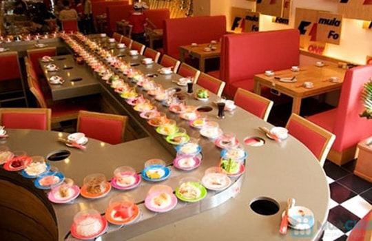 Lẩu băng chuyền thời "sống mòn" bằng voucher