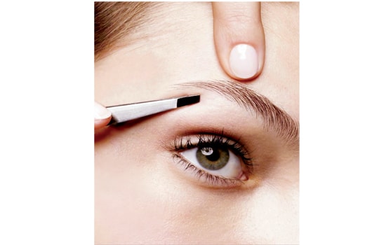 Chân mày sắc sảo mắt ai...