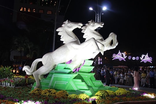 Đường hoa Nguyễn Huệ 2014 đón khách du Xuân