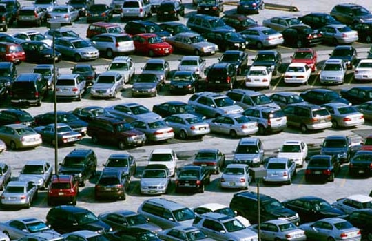 Thị trường ô tô: Mới đắt hàng, cũ đìu hiu