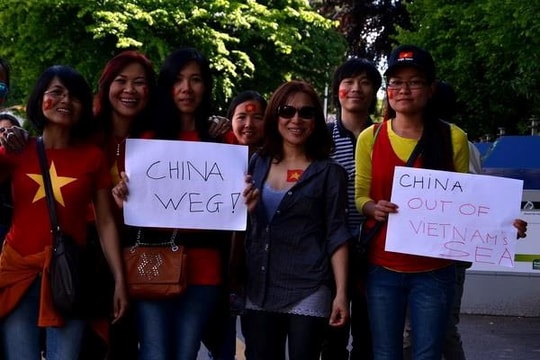 Người Việt tại Thụy Sĩ tiếp tục yêu cầu Trung Quốc tuân thủ luật quốc tế