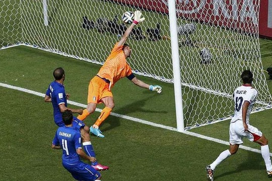 Costa Rica thắng Ý, loại Anh