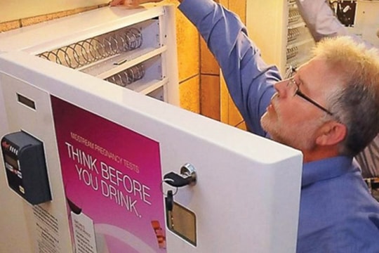 Thử thai trước khi bán rượu