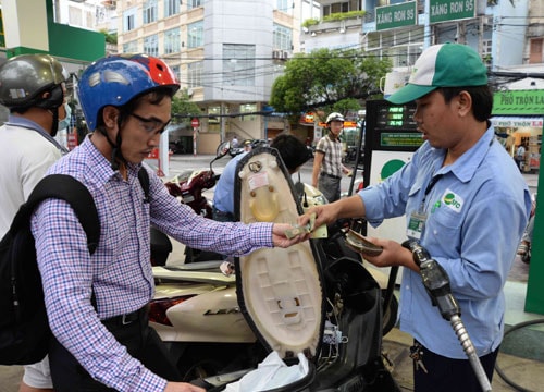 Giá xăng dầu: Thế giới giảm sâu, trong nước bất động