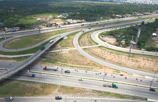 "Rượt đuổi" trên trục Đông - Tây