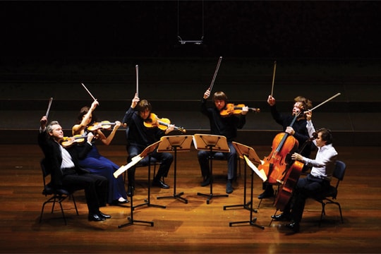 Tiếng đàn hòa nhịp Á - Âu