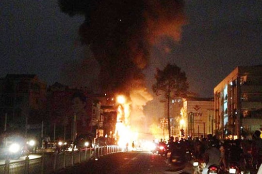 TP.HCM: Cháy lớn trên đường Trần Quốc Thảo, ít nhất 1 người tử vong