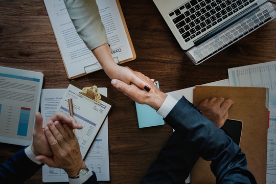 Đọc sách "64 nước cờ trên bàn thương lượng"