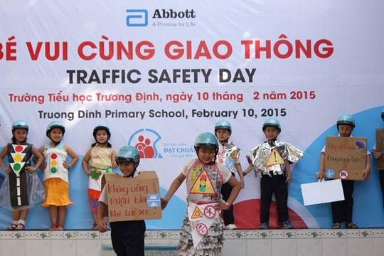 Hướng dẫn học sinh đội mũ bảo hiểm đúng cách