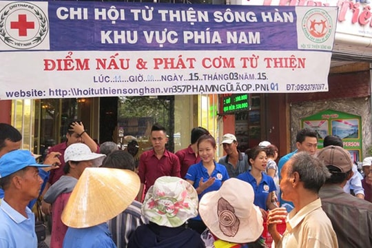 700 suất cơm trao đến tay người nghèo