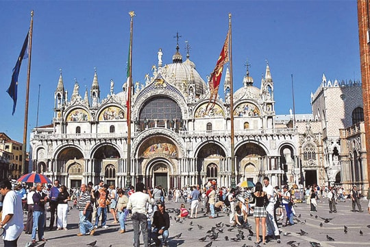 Lữ hành xứ lạ, coi chừng phạm luật!