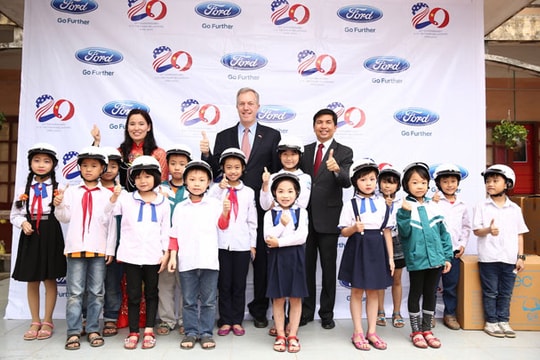 Đại sứ Mỹ tại Việt Nam tham quan nhà máy Ford Hải Dương