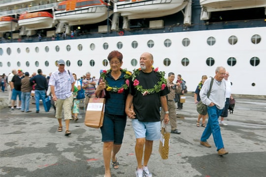 Du lịch tàu biển: Miếng ngon khó ăn?