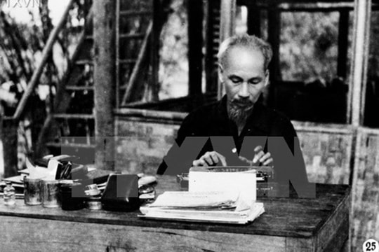 Tư tưởng đạo đức và nhân cách làm nên tầm vóc lãnh tụ Hồ Chí Minh