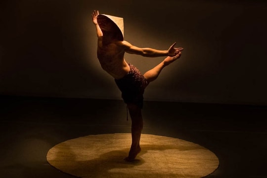 Trời tròn, đất vuông trong múa đương đại "Nón"