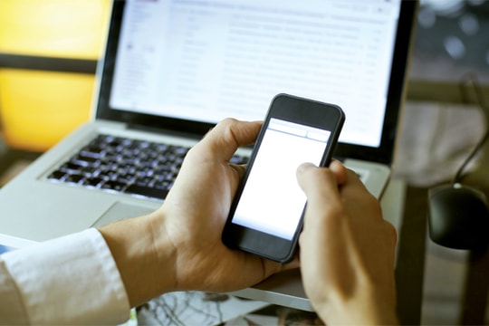 Liên tục kiểm tra thư điện tử: Nên không?